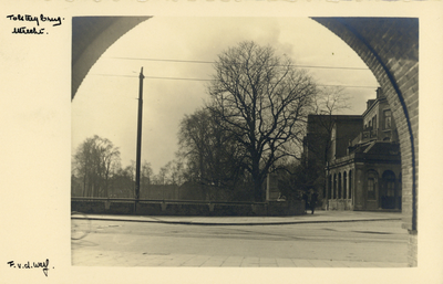 2926 Gezicht op een gedeelte van de Tolsteegbrug over de Stadsbuitengracht te Utrecht.